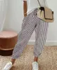 シャワーカーテンの縞模様のプリントとバッグの女性の夏のヴィンテージスタイルのカジュアルなズボンのためのストライプの上にリネンコットンパンツ