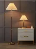 Golvlampor retro trälampa vardagsrum studie sovrummet sängbelysning kreativ enkel veckad lampskärm hem inomhus skrivbord ljus
