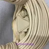 9A QUALITÀ BOTEGSS VENETSS BASSE DI JODIE in vendita Nuova borsa per nodi a mano Piccolo design pubblico Postato in tessuto a mano Premium Lamian Noodles con logo reale