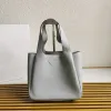 Lederen mini -tas modeontwerpertas omgekeerde stiksels benadrukt de zachte rondheid van het silhouet van deze handtas met doos