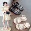 Slipper meisjes sandalen 2024 Zomer nieuwe kinderen sandalen vrouwelijke student zachte Soled Soled Rhinestone Open Toe Princess Shoes Baby Kids Sandalen 2448