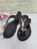 Ly pantoufles femme chaussure de plage de plage chaussures de créateurs sandales dame mods g tong flip flops d'été bottomètre fond plat talon metal bouton de luxe paresseux