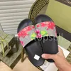 Sandálias de grife luxuosas da Itália Slippers Paris Slides de borracha Sandálias Floral Brocade Mulheres Meninas de Blipper Flip Flip Flops Moda feminina listrada de praia