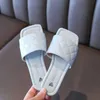 Slipper Summer Slippers для девочек 2023 Новая корейская версия Flat Bottom Fashion One-Word Thongs Solid Color Childrens Fashion Beach Shoes 2448