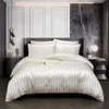 Lyxig satin sängkläder set täcke med kudde europeisk stil dubbel king size bekväm säng täcker sängkläder inget ark 240417