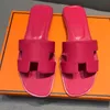 Mulher de sapatos chinelos de chinelos de flop designer de lâmpada piscina de couro escorregador de luxo de sapato de luxo de sapato de borracha de borracha de borracha de verão praia branca sapatos externos sliders femininos sliders