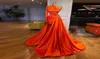 オレンジ色のプリーツサテンワンショルダーイブニングドレス