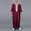 ABBIGLIE ETHNICI Uomini arabi abiti Medio Oriente mezza manica islamica ricamata da maschi musulmani kaftan sciolto abaya burqas sciolto