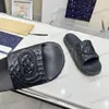 Nieuwe designer mannen glijden in elkaar grijpende letter slippers rubberen sandalen zwembad schuifglei glijbeen bootsen water rimpelingen gestructureerde rubber platte buitenmode slippers