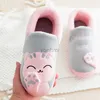 Sliple per bambini pantofole per interni Scarpe calde invernali per bambini Mum papà papà fumetto in stile fumetto da cartone animato ragazza anti-slip ragazze cotone calzature 240408