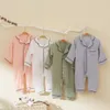 Herfst baby slaapkleding biologische katoenen kleren voor jongensmeisje geboren pyjama solide kleur mousseline romper kinderen pyjamas peuter jumpsuit 240325