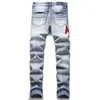 Jeans masculino azul perfurado letra de ritmo bordado jeans de jeans pequeno elástico elástico de jeans de jeans de jeans