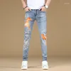 Jeans maschili da uomo ricamato ricamato e stirpe luminoso stampato piede di piede 2024spring e pantaloni di alta gamma estiva