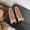 Designer de luxe V Rivets Ballet Flats Shoe Femme Bowtie Silk Satin Slip on Round Toe Dames Robe Fashion Soft Sole Shoes Taille 35-40