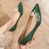 Цветы заостренные носки для женщин для женщин зеленые шелковые на низких каблуках.