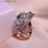 Anelli a grappolo anello di dito a forma di foglia di moda huitan per donne colori argento di lusso intarsiata bianca zircona cubica dichiarazione festa di matrimonio gioielli240408
