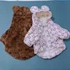 디자이너 애완견 모피 후드드 코트 클래식 로고 토끼 모자 가을과 겨울 두꺼운 코트 Fadou Bears Corgi 귀여운 패션 재킷 화이트 핑크 브라운