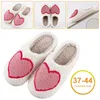 Walking Shoes Love Heart Slippers Mysiga par Non-Slip Plush Home Inomhus utomhus för kvinnor och män