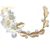 Hårklipp skenande u vit blomma guldfärg lämnar brudhårband tillbehör bröllop våren