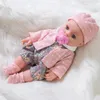 Poupée de bébé réaliste avec corps doux et bras de vinyle et jambes, belle poupée de bébé douce de beaux vêtements