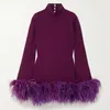 Fabriksanpassad OEM Lady Elegant Purple Long Sleeve Fall Cut Out Women Mini Dress with Ostrich Feather Trim