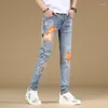 Jeans maschili da uomo ricamato ricamato e stirpe luminoso stampato piede di piede 2024spring e pantaloni di alta gamma estiva