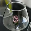 Розовый винный стеклянный романтический коктейль из красного цветочного сока сока шампанского кубка хрустального бара свадьба 240408