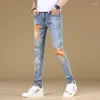 Jeans maschili da uomo ricamato ricamato e stirpe luminoso stampato piede di piede 2024spring e pantaloni di alta gamma estiva