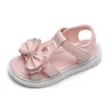 Sapato infantil garotinha solo macio sapatos casuais sapatos de princesa moda sandals de arco de praia de diamante de diamante novos sandálias Sandals 240408