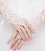 세련된 레이스 아플리케이트 짧은 결혼식 장갑 여성을위한 손가락없는 장갑 신부 화이트 아이보리 구슬 luva de noiva 신부 액세서리 al72632763