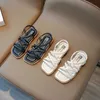 Slipper Summer Kids Flat Sandals Fashion Toe Toe Solid Beach Shoes Versatile Bekväm mjuka ensamma flickor Slip On Roman Sandals 240408