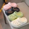 Slipper 2024 Sandália de verão nova para crianças Filhos de desenho animado fofos Sapatos de jardim seco e de baixo para baixo respirável e eva de fundo eva 240408