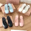 Miui Designer Ballet Heels Retro Cow Patent Leather Stitching Package Head Mary Jane Heels Pumps Shoes Macaroon T Strap Kitten klackar Slingback Sandaler