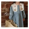 Flickor Fashion Flower Embroidery Dress Crew Neck Långärmad barnfjäder och höst French Lapel Princess Dresses 240403