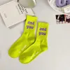 Femmes chaussettes de style coréen lettre de couleur sport de mode pour les filles respirant tube intermédiaire