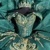 Szmaragdowy zielony z ramion marszczyków z fali quinceanera suknia balowa złota aplikacje koronkowe księżniczka Sweet 15 16 urodziny