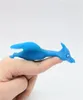Kapsel små mini automat rolig lekfull katapult flygande press dino mjuk plast tpr slampar dinosaur leksak leksaker för barn 2021272t1318382
