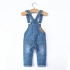 0-8t Spring Kids Overalls Slim byxor pojkar flickor Suspender Bib Denim Pants Kids Jeans Jumpsuit Kläder Barn Kläder 240323