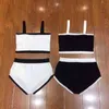 2022 Dames Tracksuits voor dames Zomerkleurblokkeerletter Backless Eén lijn kraag gebreide Suspender Simple SEXY Mouwess Short Suit