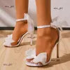 Chaussures de mariage blancs chaussures nuptiales arc ruban femelle talons pointues pointues noires sweet talons hauts grandes taille 42 sandales y2207012 273