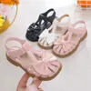 Slipper schattige meiden sandalen boog peep-teen 2023 nieuwe soft hook lus loop beige kinderen prinses schoenen casual schoenen pu schattige kinderen schoenen non-slip 240408