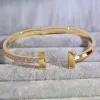 Nuovo Bracciale a doppia fila intarsiata europea e americana da uomo e da donna in acciaio in acciaio intagliato intagliato in 3 colori