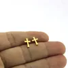 Bolzenohrringe 1Pair Tiny Cross Edelstahl Ohrring Goldfarbe gesegneter Ohrohrschsten Schmuck für Frauen Kinder Mädchen