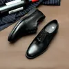 Marca italiana Sapatos Mens British Leather Business Business Ensamless esculpido Lace Up Oxford