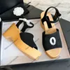 24SS Plataforma para mujer Tacones de cuña Sandalias Diseñador de tela Patente Patente de piel de ternero