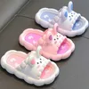 SLIPPER ZOMER KINDERS SLIPPERS CUNT CARToon 3D-Rabbit Slippers Ademende niet-slip Home Badkamer Soft Slipper Kinderen voor Girls 2448