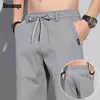 Unvanqu letnie cienkie lodowe spodnie Mężczyźni Modne miękkie oddychające spodnie sprężyste talia małe proste kombinezony mężczyzna 240402