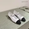 Bale Daireler Tasarımcı Kadın Ön Topuk Çiçek Çiçek Deri Kalın Topuk Tekne Ayakkabıları Düğün Ayakkabı Parti ve Ziyafet Elbise Ayakkabıları Soafers Koyun Derisi Deri