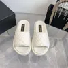 Paris Designer Sandals de luxo Mulher 2024 Verão Novo canal Sandália Mulheres casuais Slide de férias de férias de praia Slipper romano de couro acolchoado