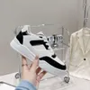 2024 Nya triumfbåge Panda Leisure Sports Herr- och kvinnors styrelse äkta läder runda huvudparets lilla vita skor